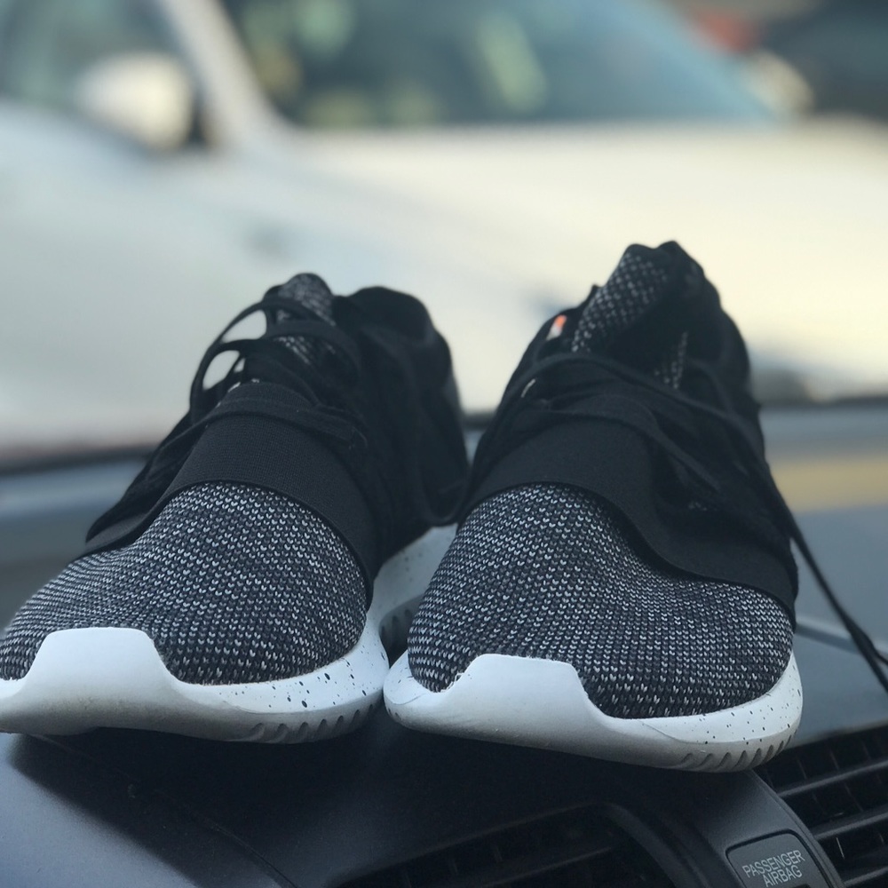ADIDAS tubular sneakers size 9 ❤️